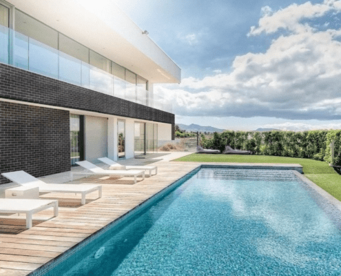 MD brick outdoor pool area