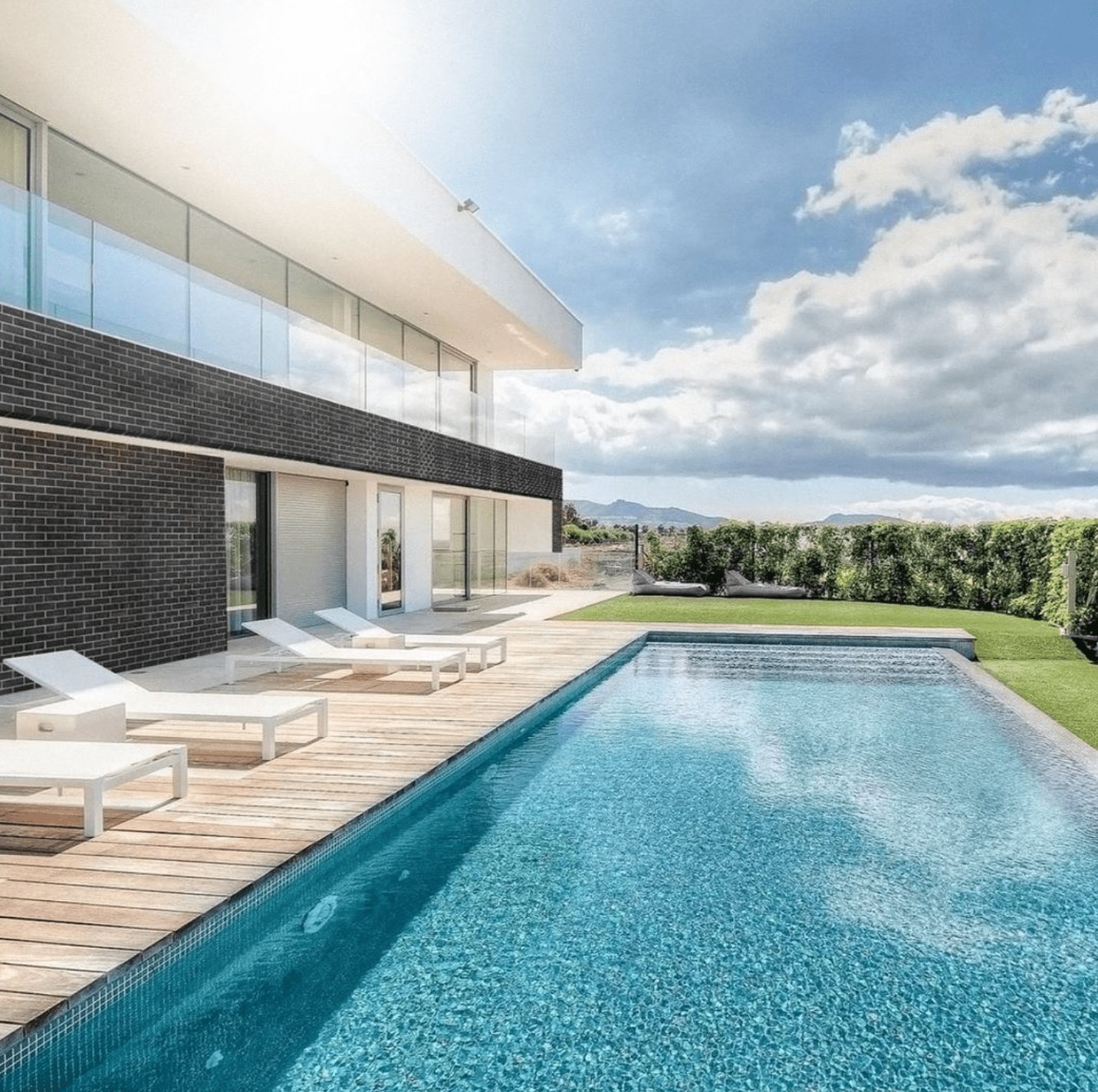 MD brick outdoor pool area
