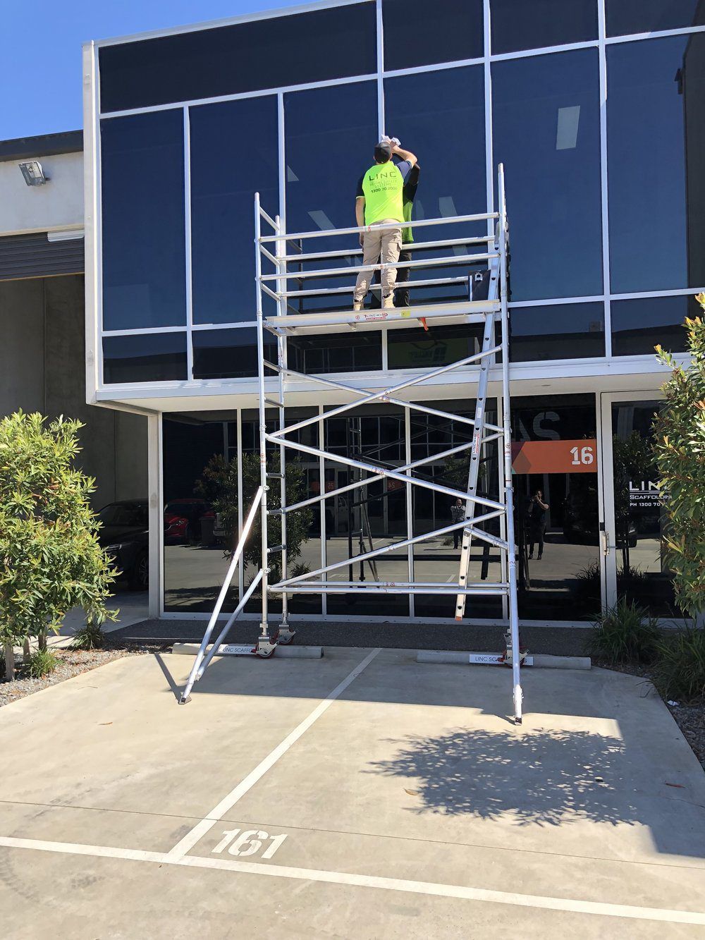 LINC scaffolding employee on scaffolding