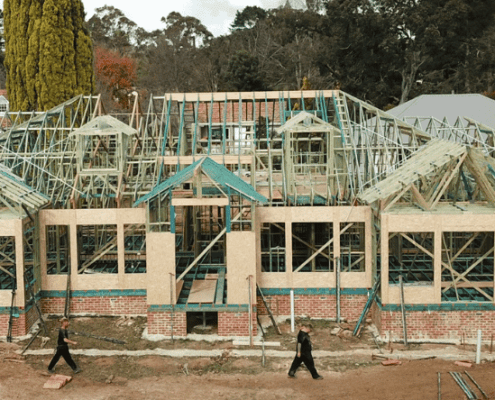 Newsletter Banner Oxley F&T huge timber framed house with workers