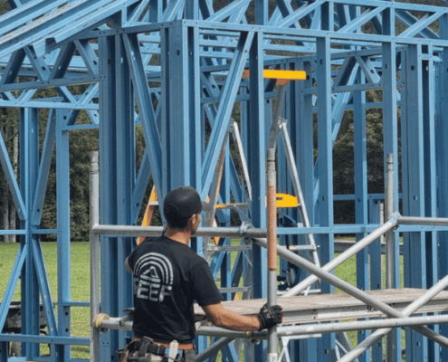 Newsletter Banner metframe workers installing