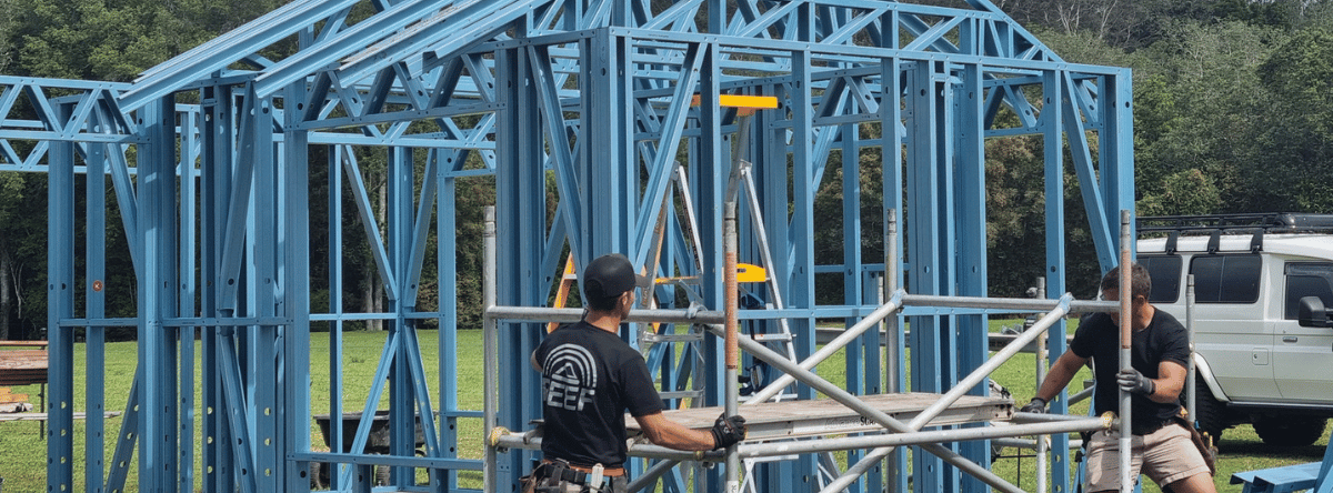 Newsletter Banner metframe workers installing