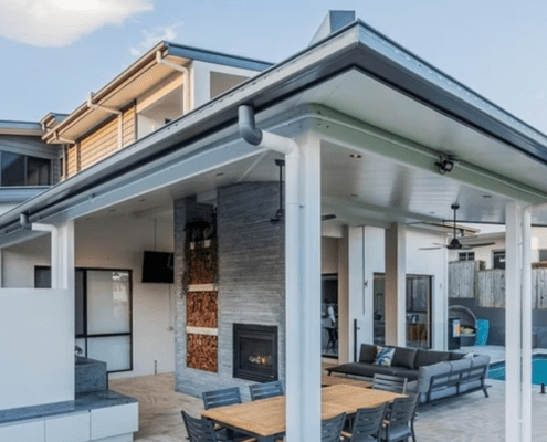 Delta white house outdoor space