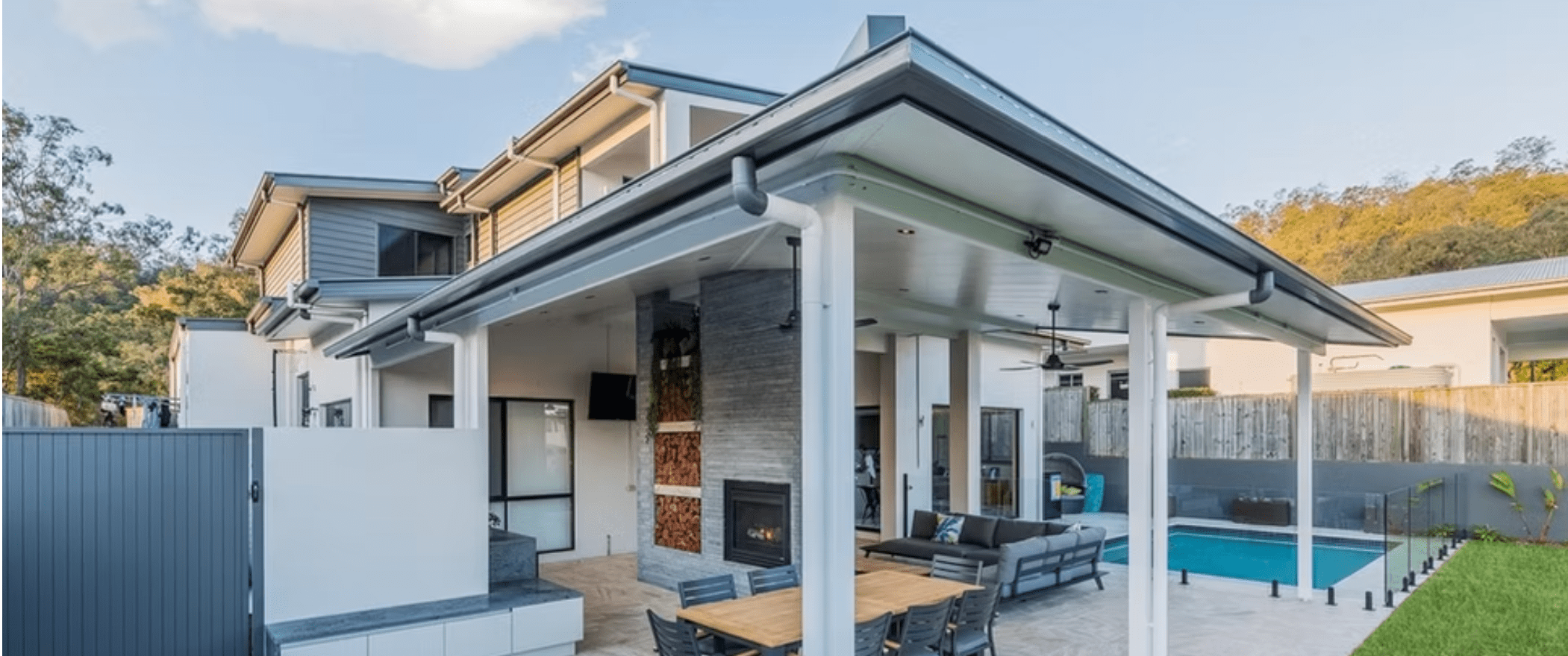 Delta white house outdoor space